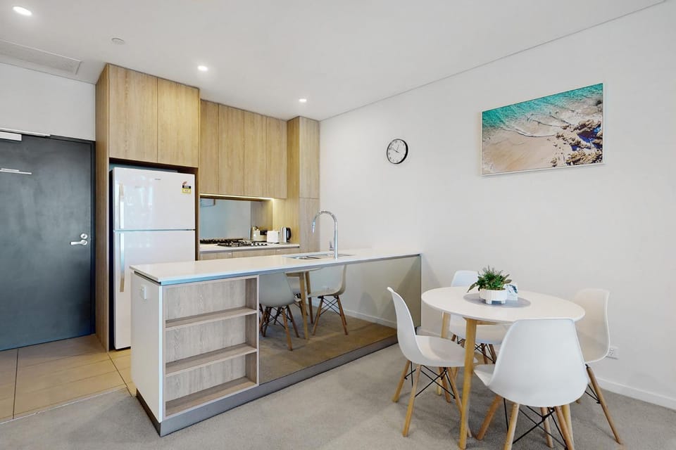 Kitchen or kitchenette, Dining area, oven, stove