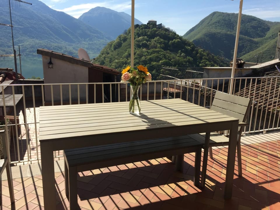 Balcony/Terrace, Lake view, Mountain view