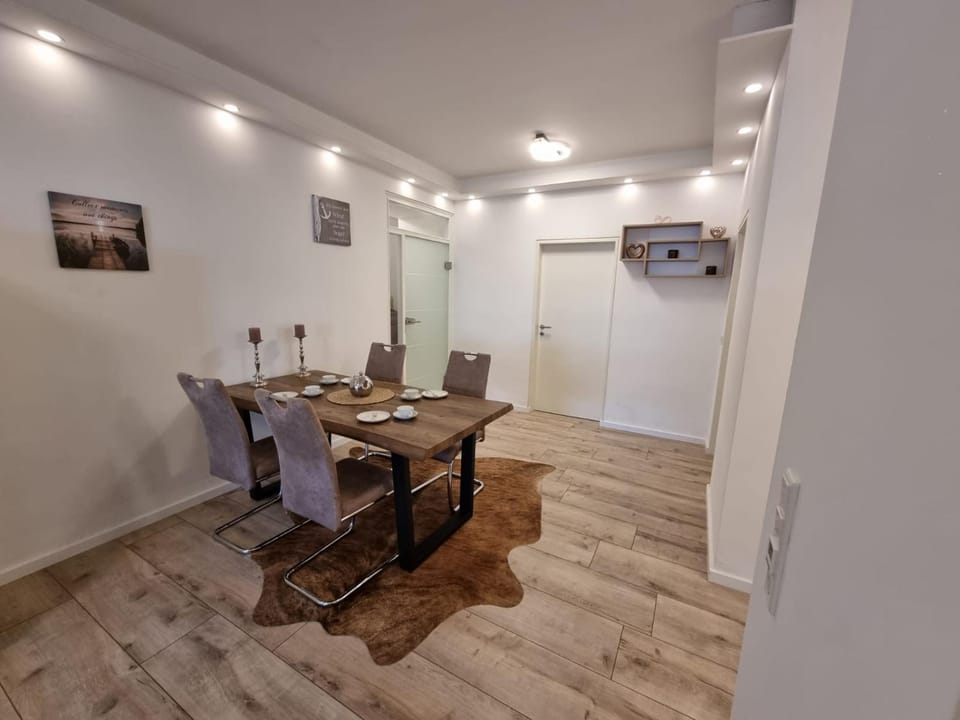 Seating area, Dining area