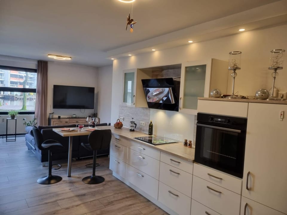 TV and multimedia, Kitchen or kitchenette, Dining area, dishwasher, oven, stove