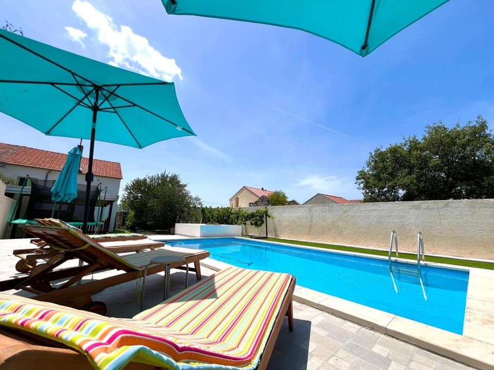 Day, Pool view, Swimming pool, sunbed