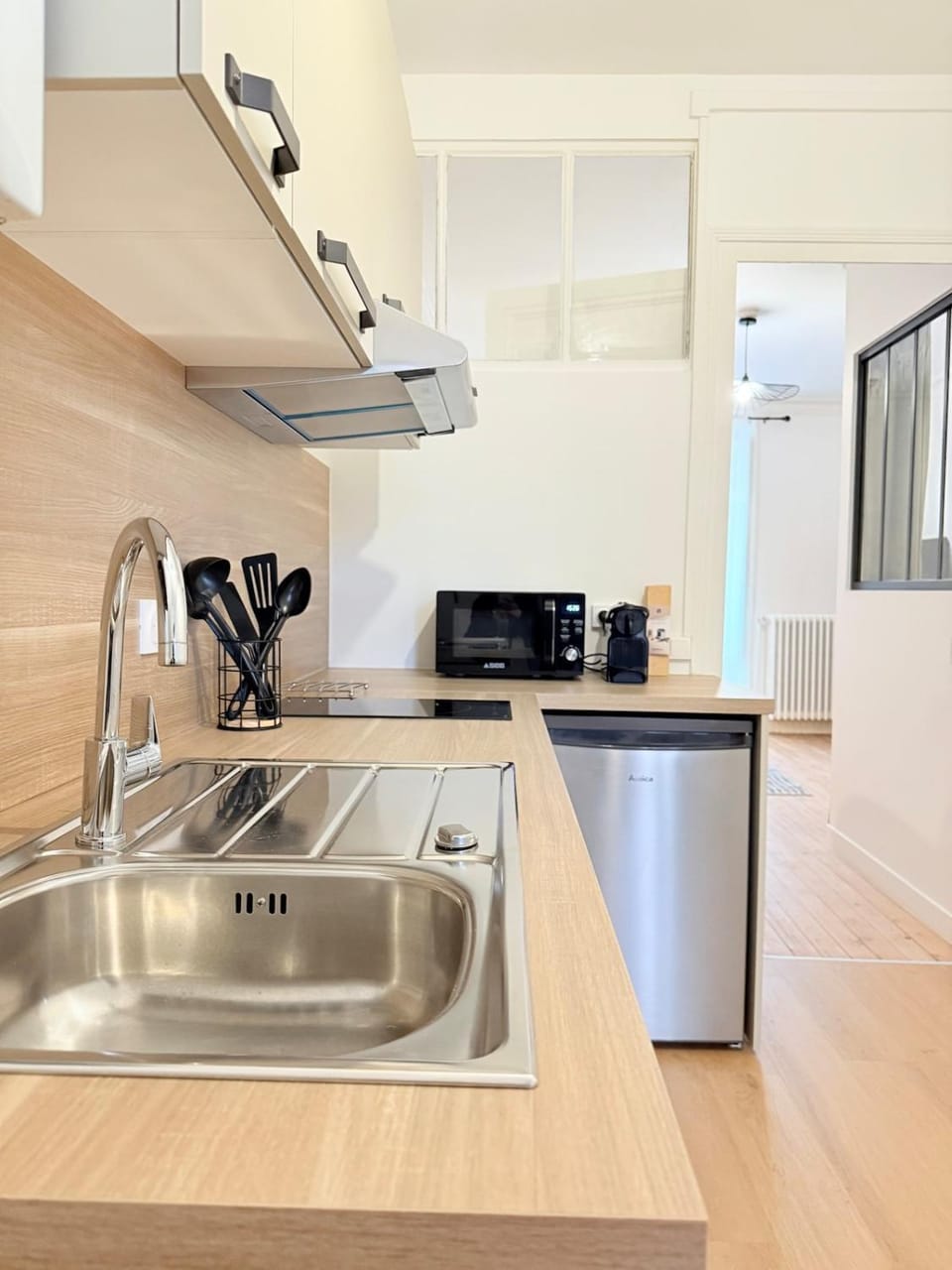 Coffee/tea facilities, dishwasher, stove, toaster, kitchen