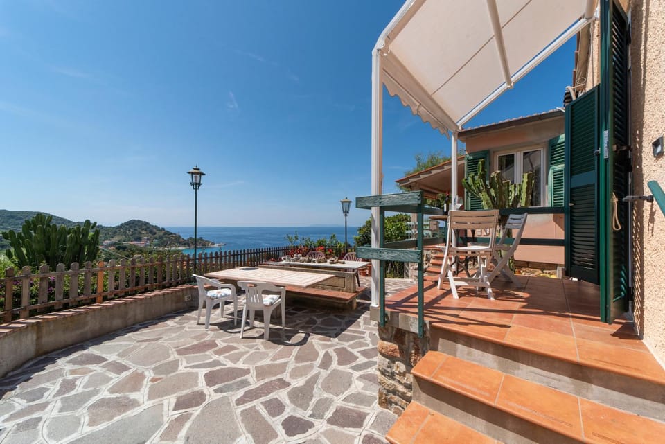 Property building, Balcony/Terrace, Sea view