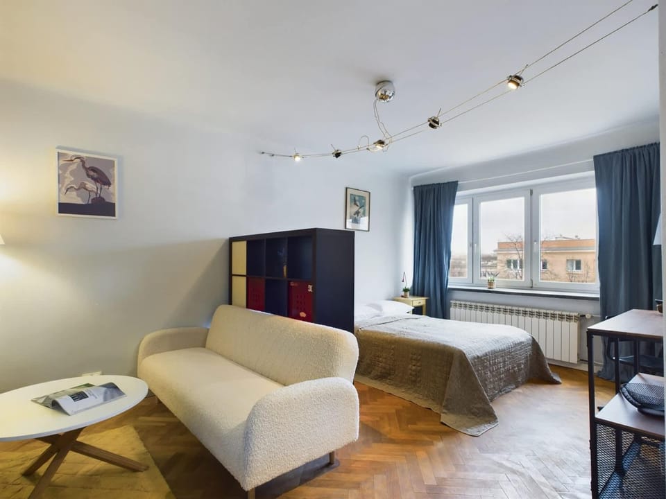 Bed, TV and multimedia, Living room, Photo of the whole room, Seating area, Bedroom