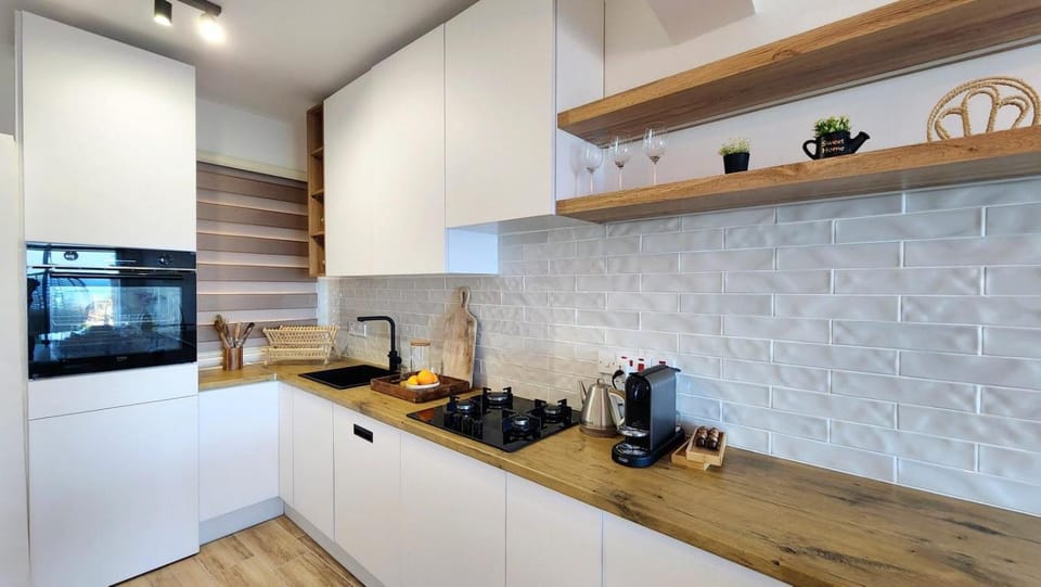 Coffee/tea facilities, Kitchen or kitchenette, stove
