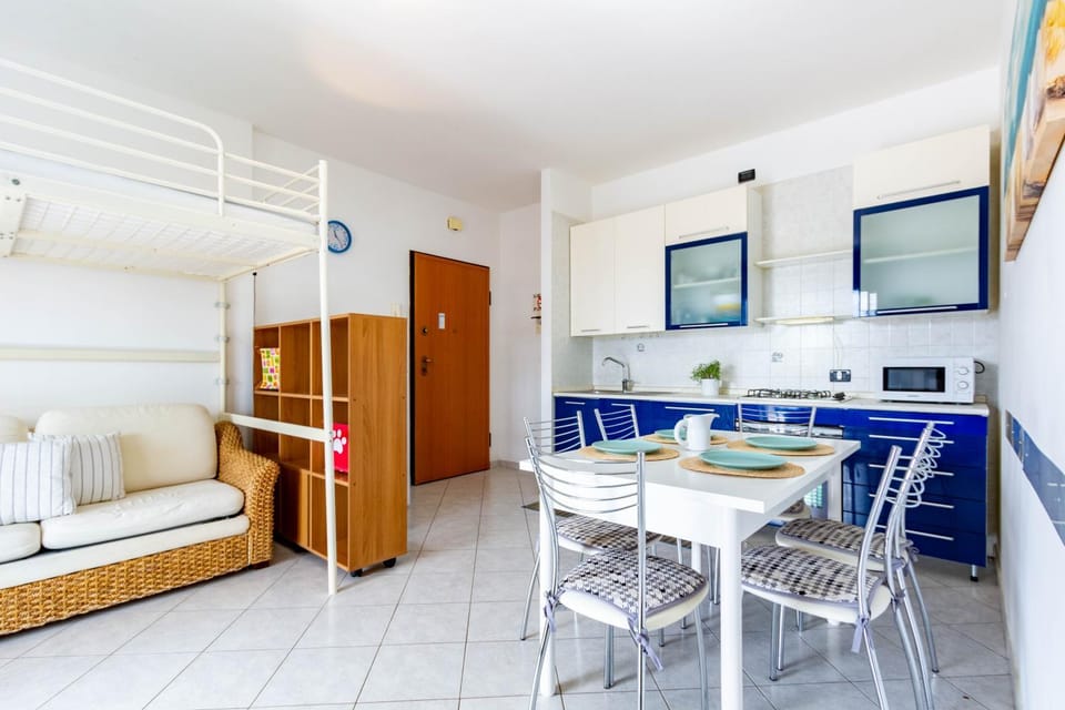 Kitchen or kitchenette, Dining area, oven, stove