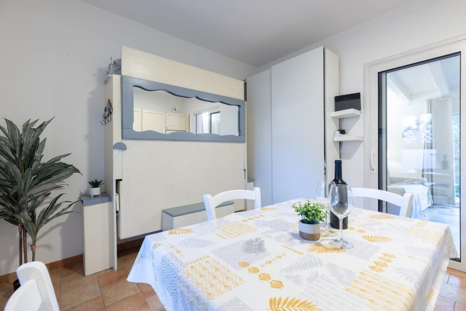 Living room, Seating area, Dining area, air conditioner