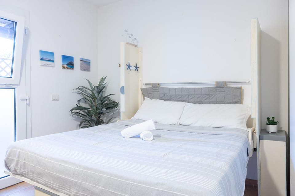 Bed, Photo of the whole room, towels