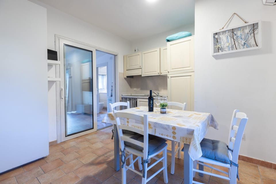 Kitchen or kitchenette, Dining area, stove