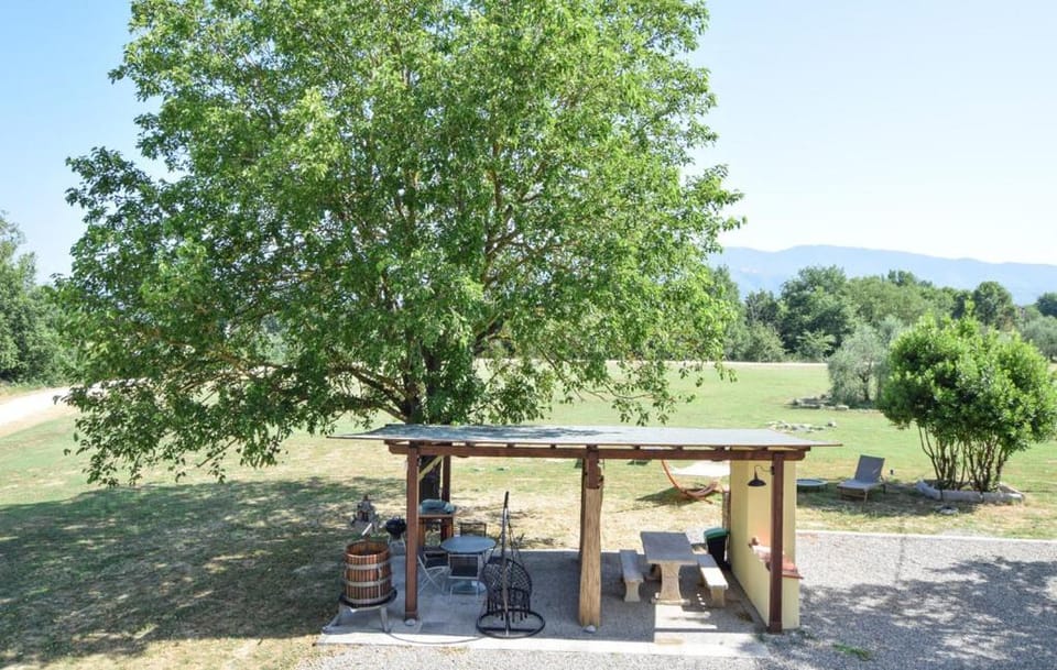 Spring, Day, Natural landscape, BBQ facilities, Garden, Dining area, Garden view, Mountain view