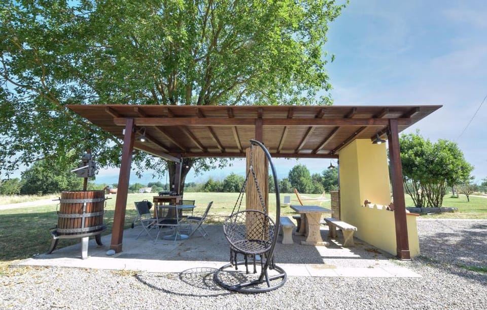 Patio, Spring, Day, Natural landscape, BBQ facilities, Garden, Dining area, Garden view