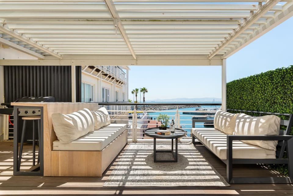 Spacious Luxury Apartment - Waterfront Apartment in Cape Town