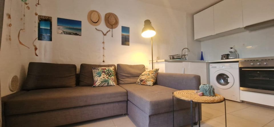 TV and multimedia, Kitchen or kitchenette, Living room, Seating area, stove, washing machine