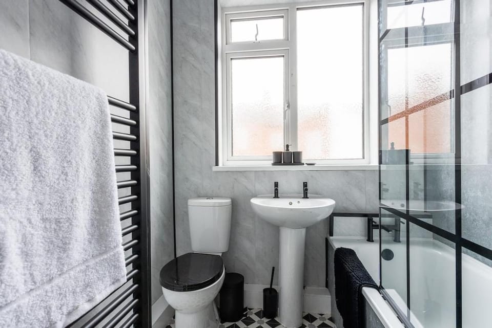 Modern 3-Bed Home for Groups Sleeps Up to 8 House in Darlington