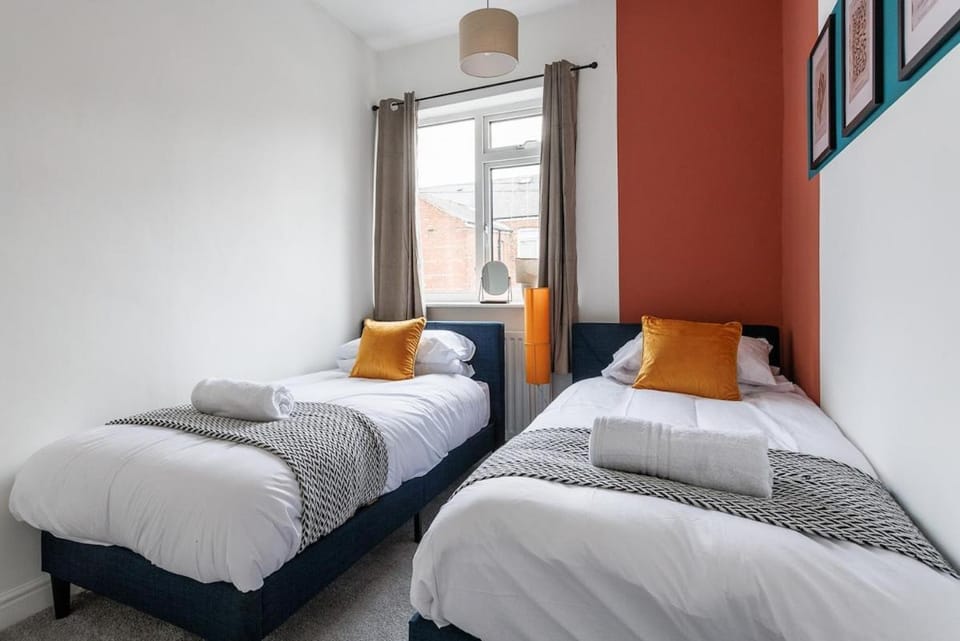 Modern 3-Bed Home for Groups Sleeps Up to 8 House in Darlington