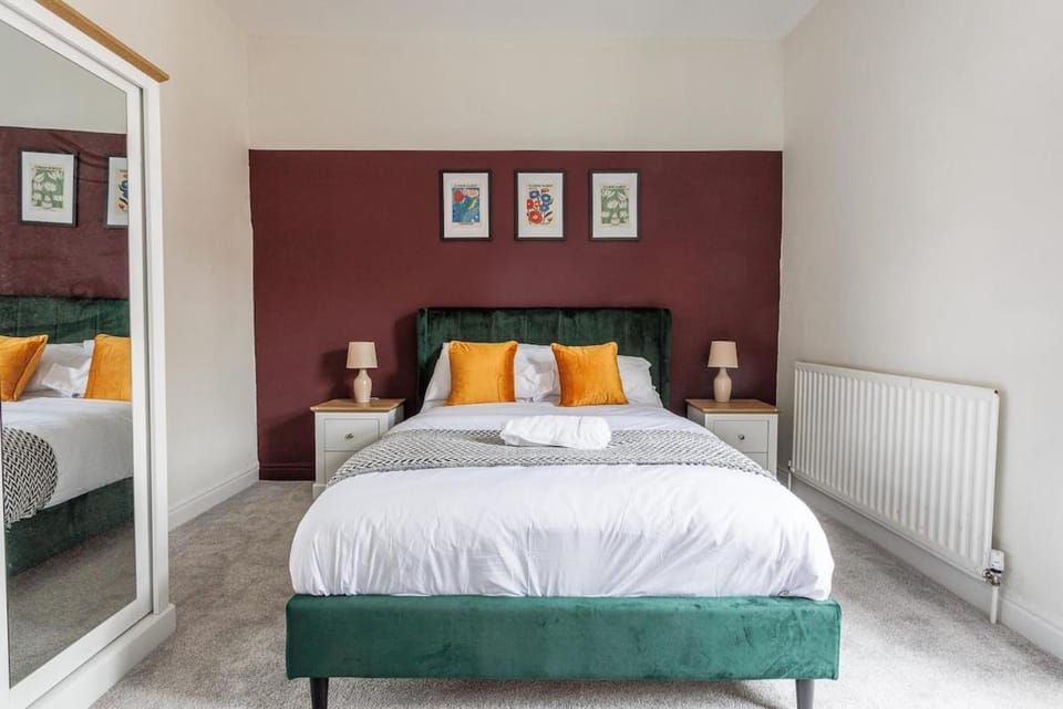 Modern 3-Bed Home for Groups Sleeps Up to 8 House in Darlington