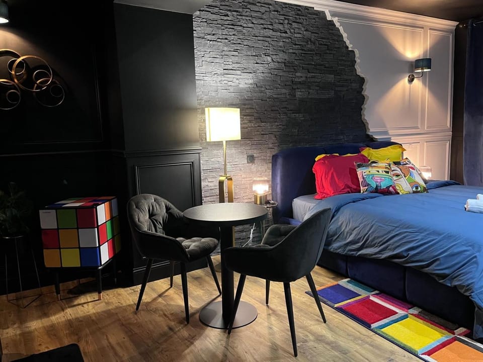 Suite Picasso Balnéo et Spa Privatif, Ambiance Arty Chic Love hotel in Hauts-de-France