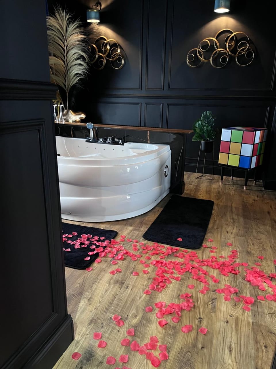 Suite Picasso Balnéo et Spa Privatif, Ambiance Arty Chic Love hotel in Hauts-de-France