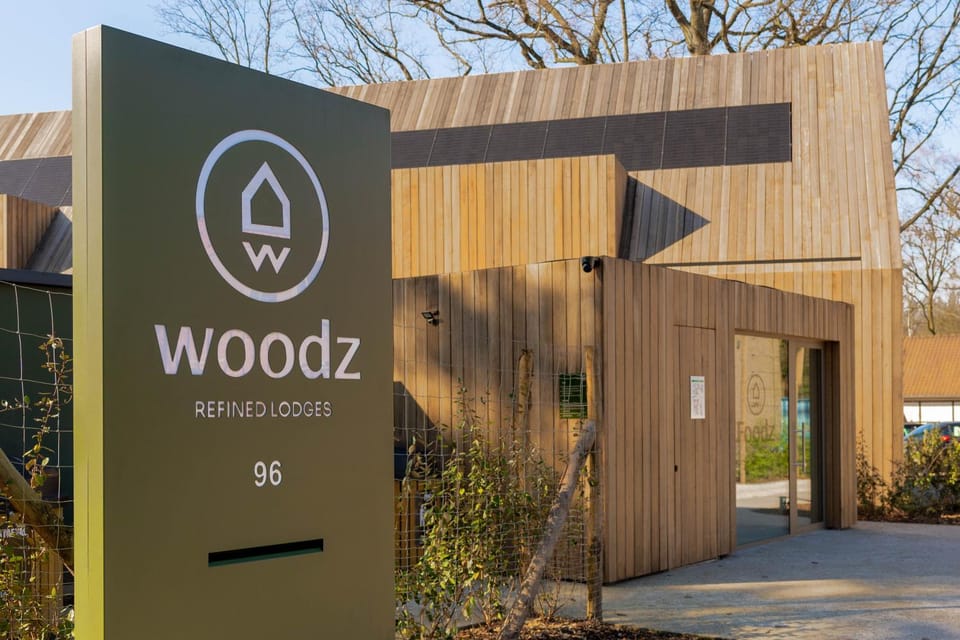 Luxury Lodge with Private Jacuzzi for 4 – Woodz Lodges Heusden-Zolder House in Flanders