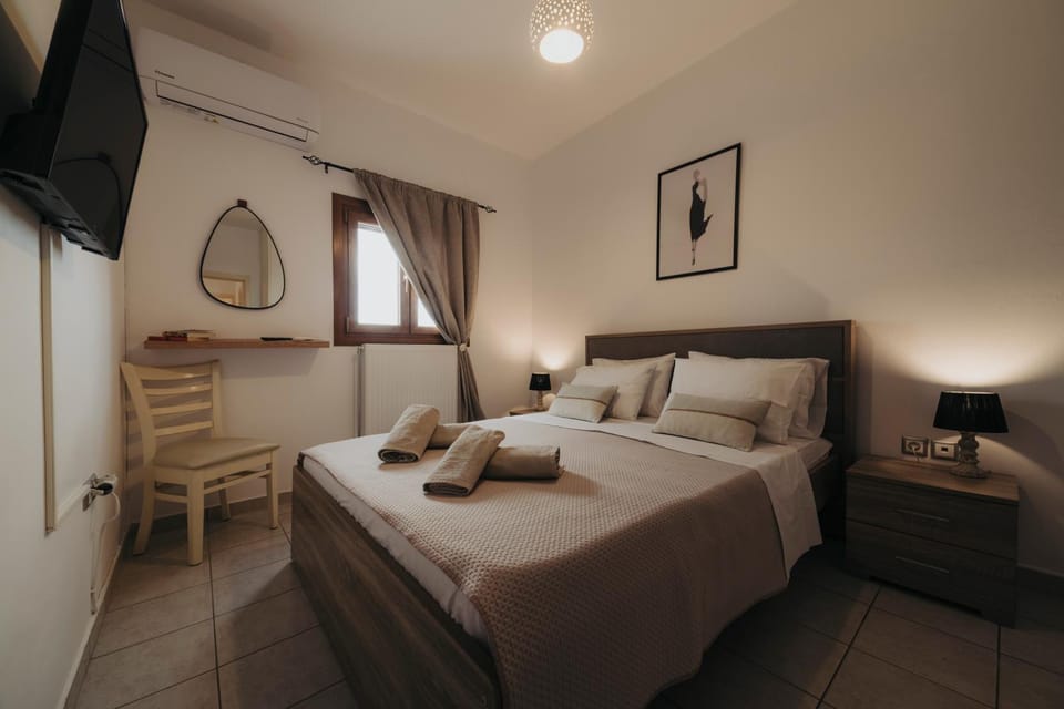 TV and multimedia, Decorative detail, Bedroom, towels, air conditioner