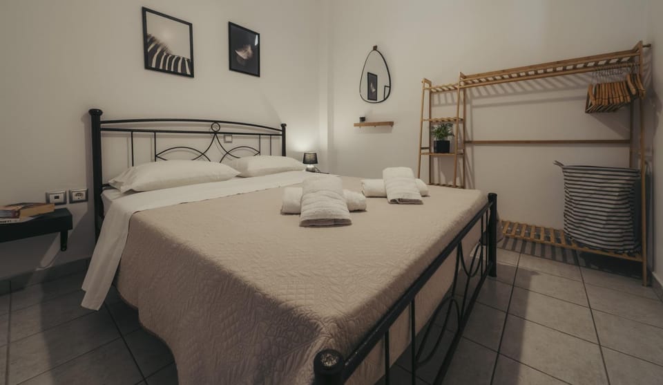 Decorative detail, Bedroom, towels, wardrobe