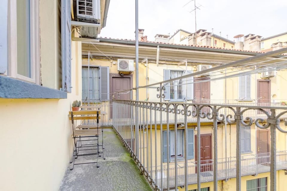 Brera-Art District Historic Milan Courtyard Home Apartment in Milan