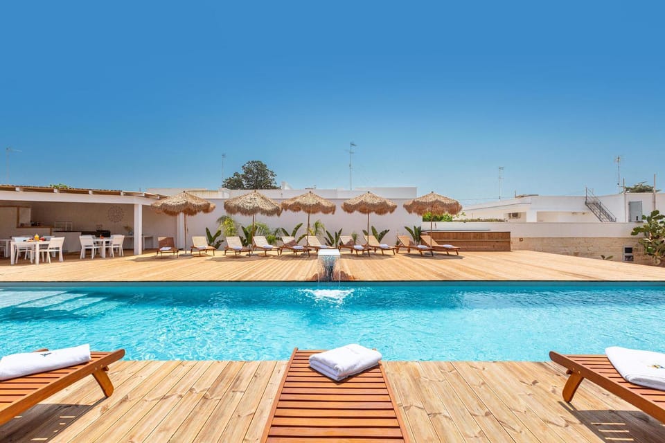 Swimming pool, sunbed