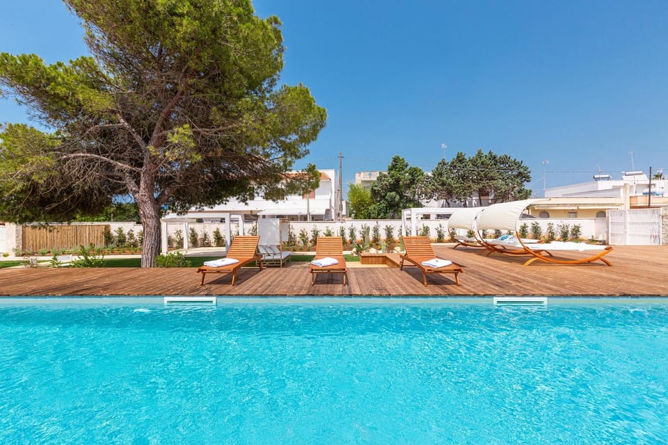Swimming pool, sunbed