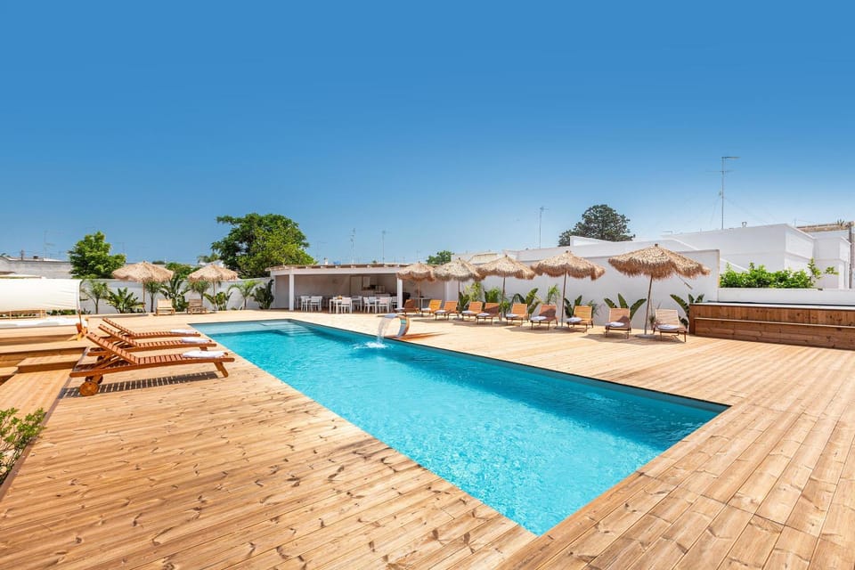 Swimming pool, sunbed