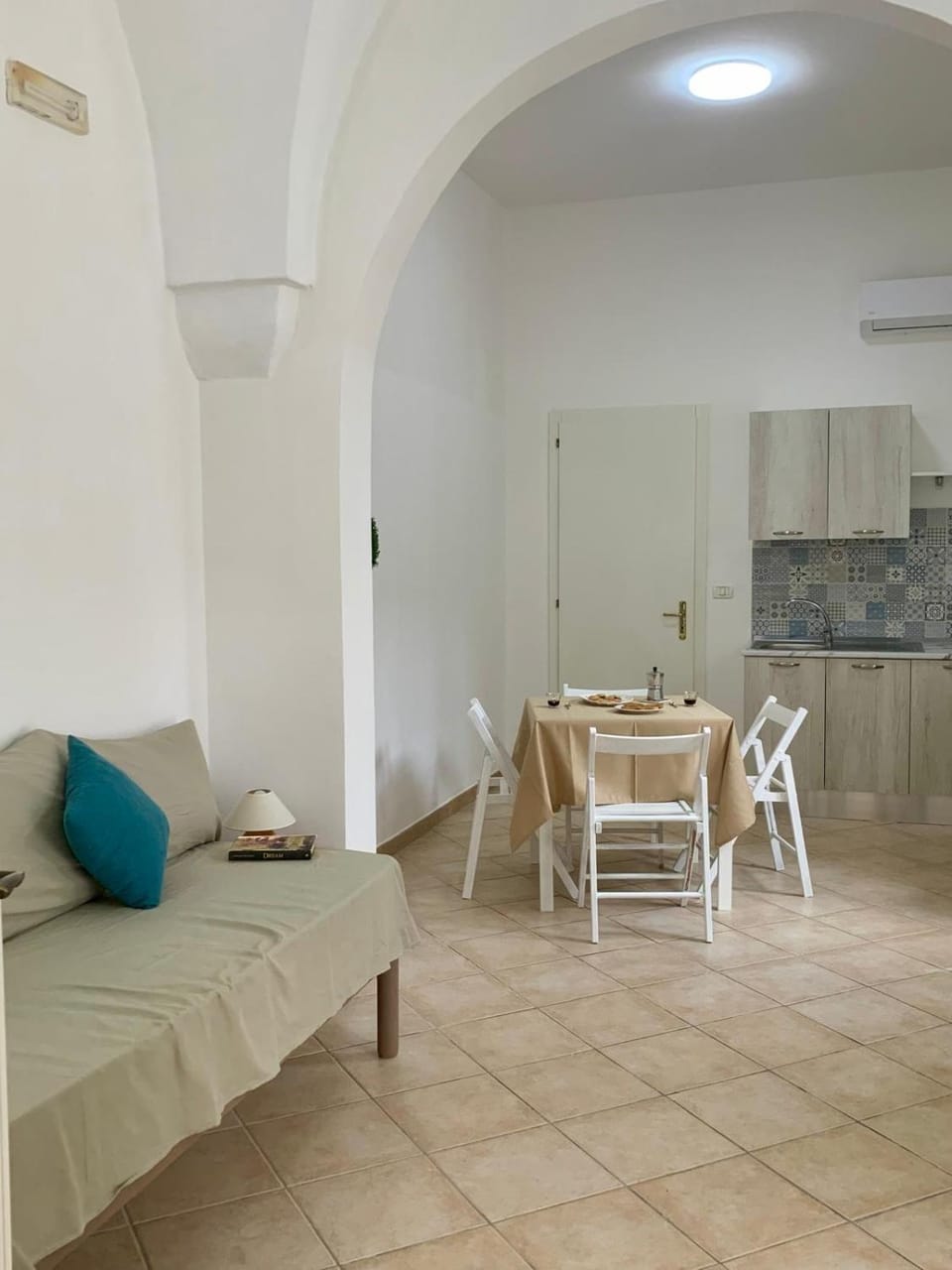 Kitchen or kitchenette, Living room, air conditioner