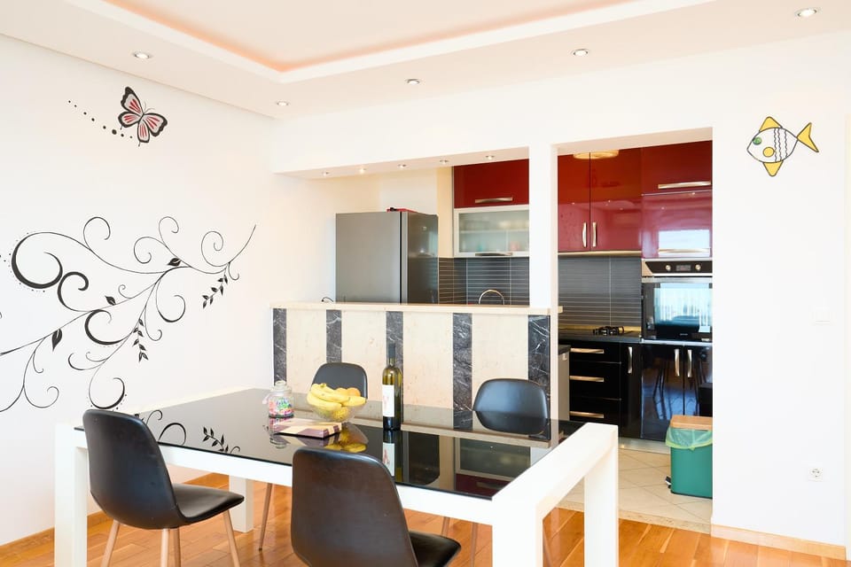 Kitchen or kitchenette, Seating area, Dining area