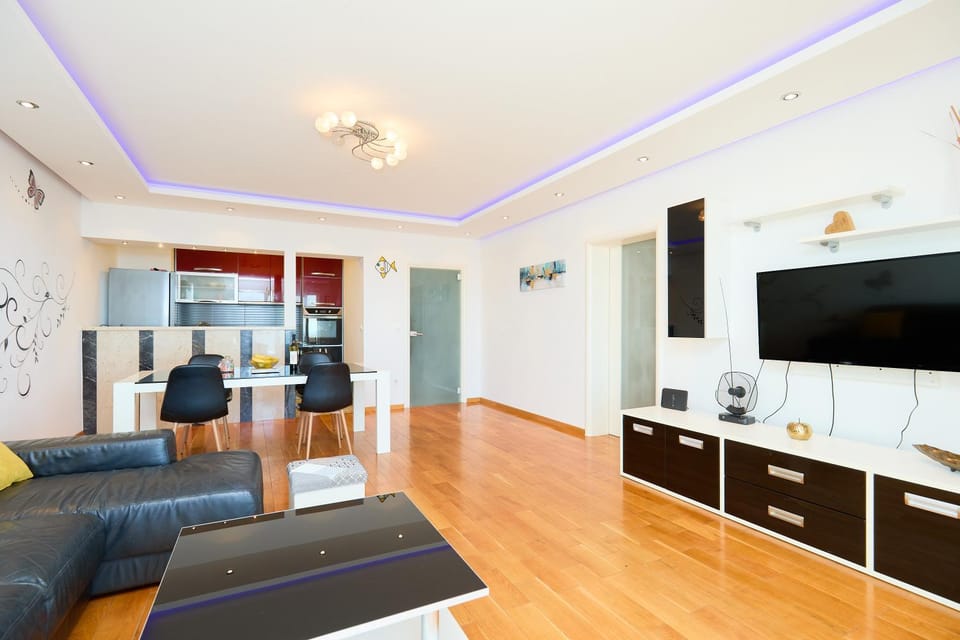 TV and multimedia, Kitchen or kitchenette, Living room, Dining area