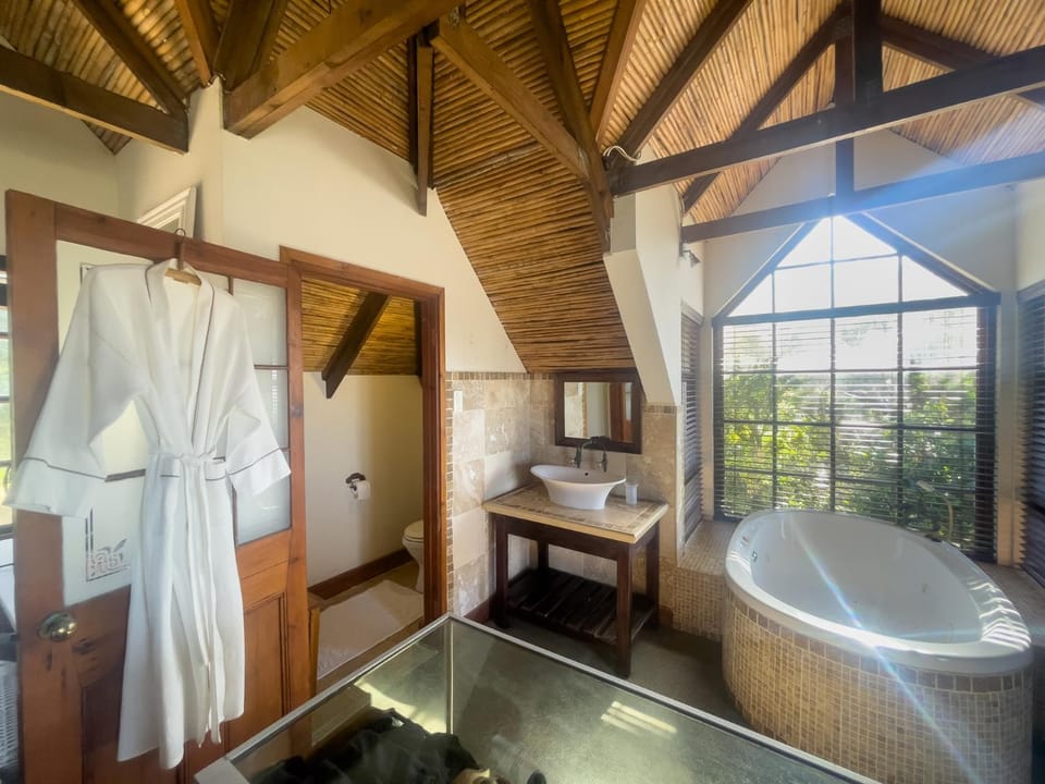 Toilet, Hot Tub, Bedroom, towels