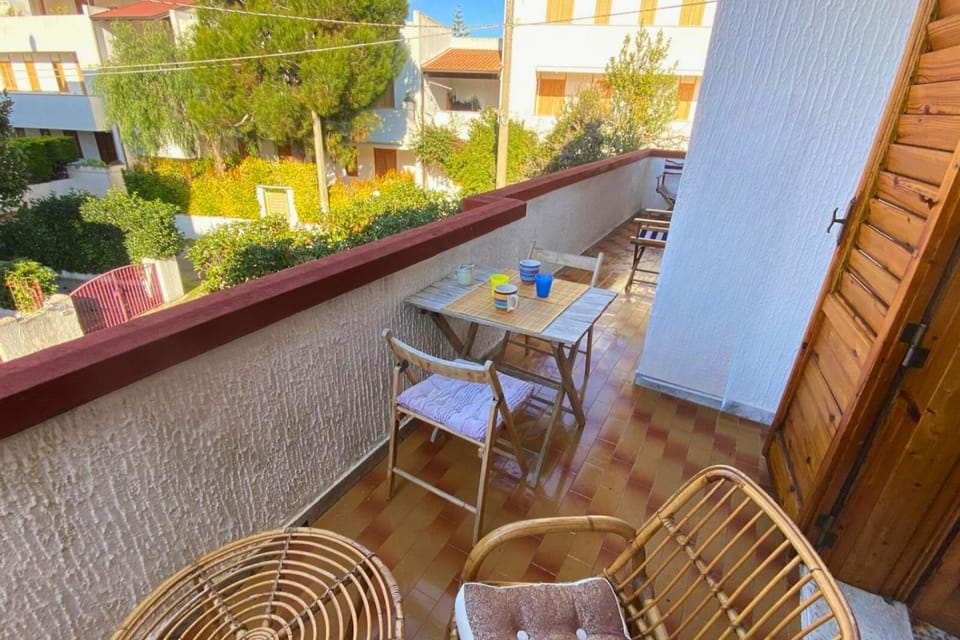 Property building, Patio, Day, Dining area