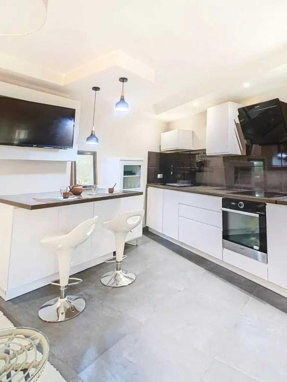 TV and multimedia, Kitchen or kitchenette, oven, stove