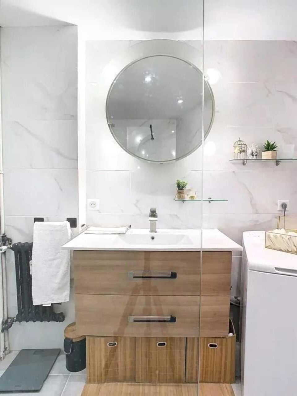 Bathroom, towels