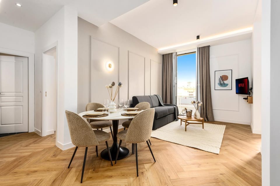 TV and multimedia, Balcony/Terrace, Living room, Seating area, Dining area, air conditioner