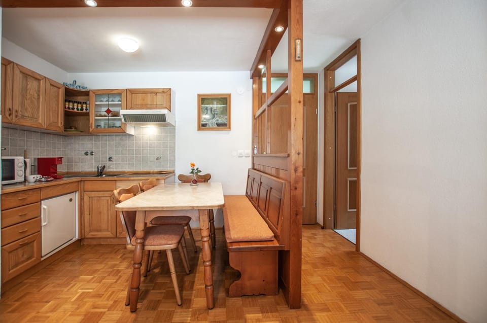 Kitchen or kitchenette, Dining area