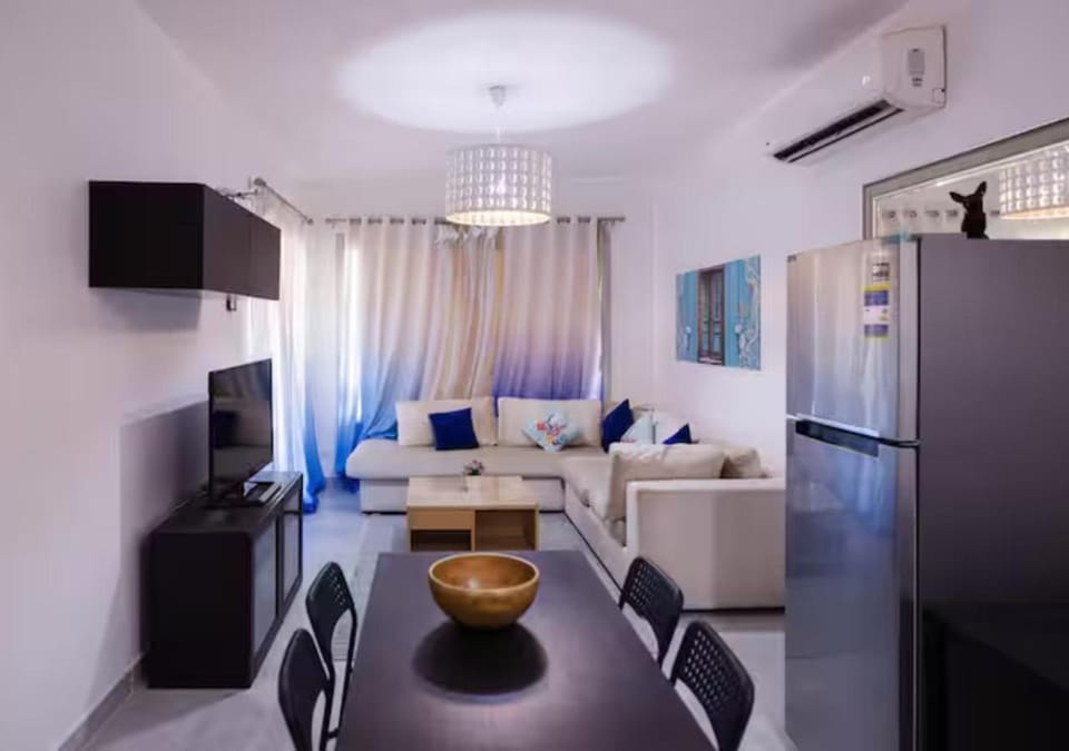 TV and multimedia, Living room, Seating area, Dining area, air conditioner