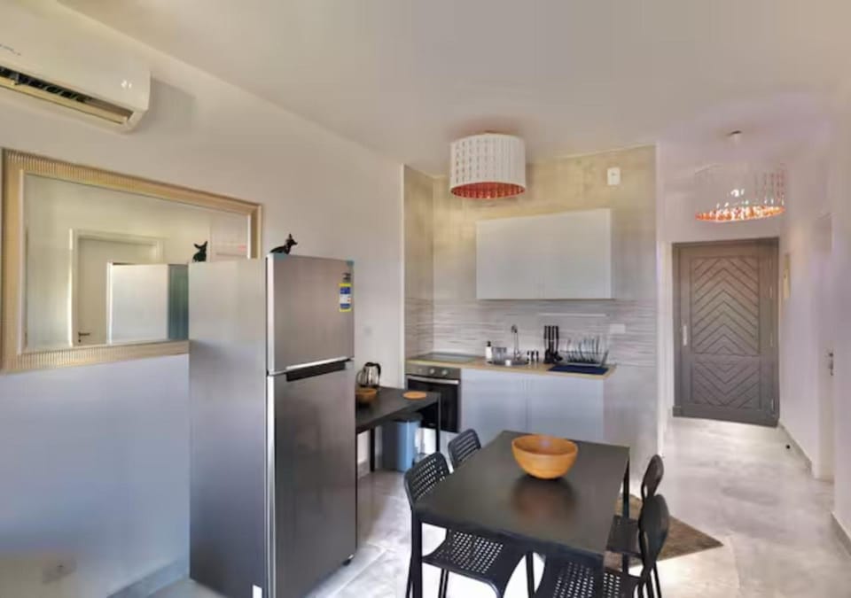 Kitchen or kitchenette, Dining area, oven, stove