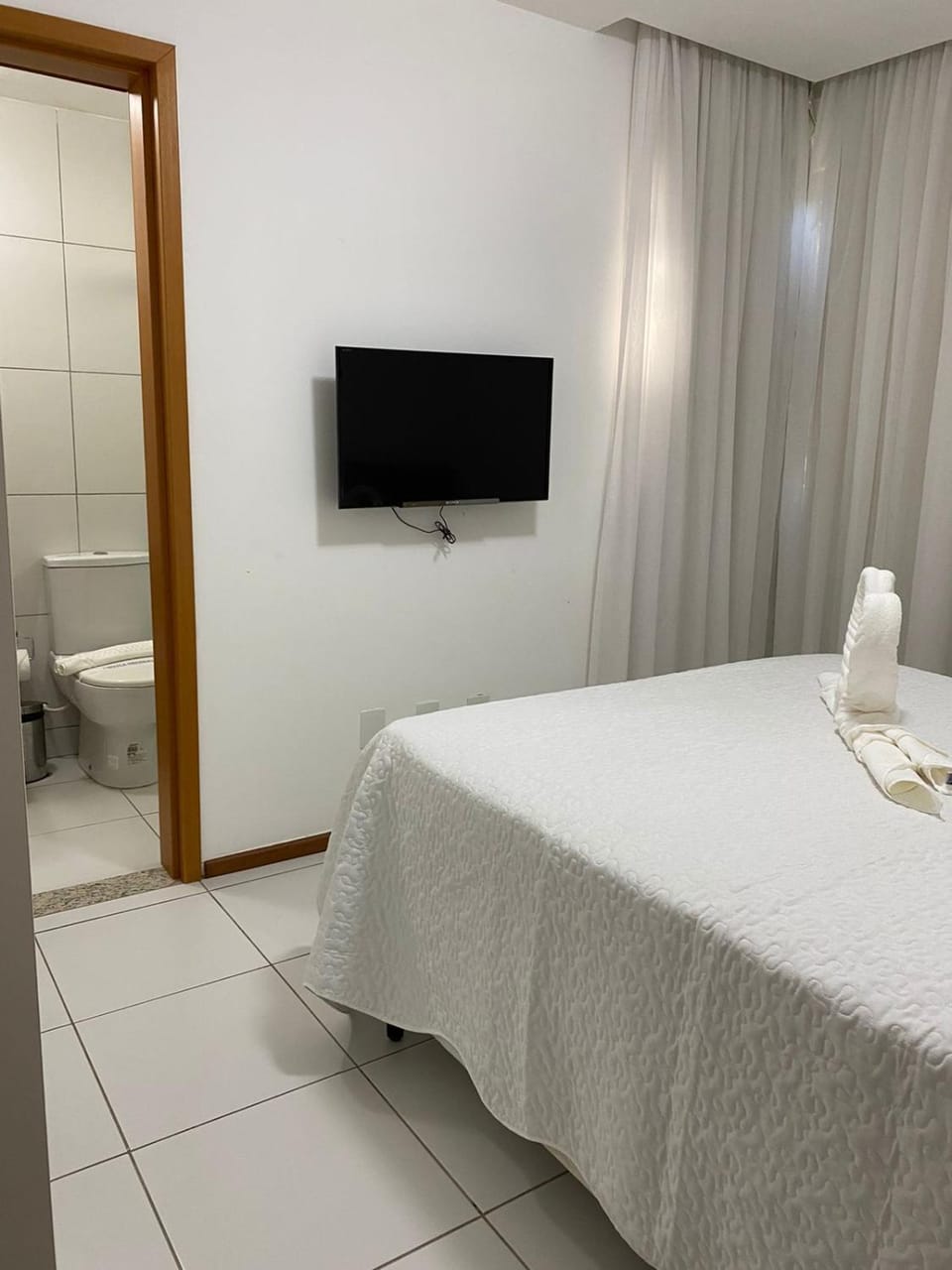 Toilet, Bed, Bathroom, TV and multimedia, Bedroom, towels