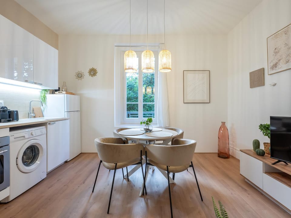 Kitchen or kitchenette, Living room, Seating area, Dining area, oven, stove, washing machine