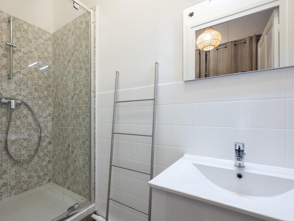 Shower, Bathroom, towels