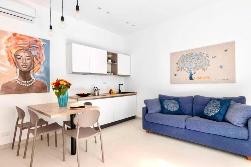 Kitchen or kitchenette, Living room, Seating area, Dining area