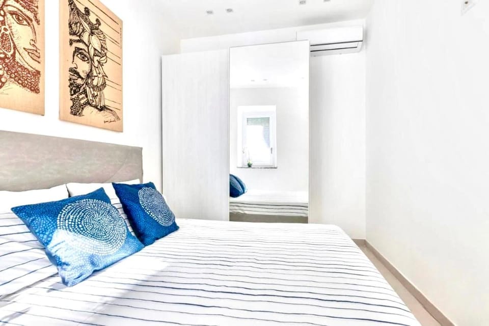 Bed, Photo of the whole room, air conditioner