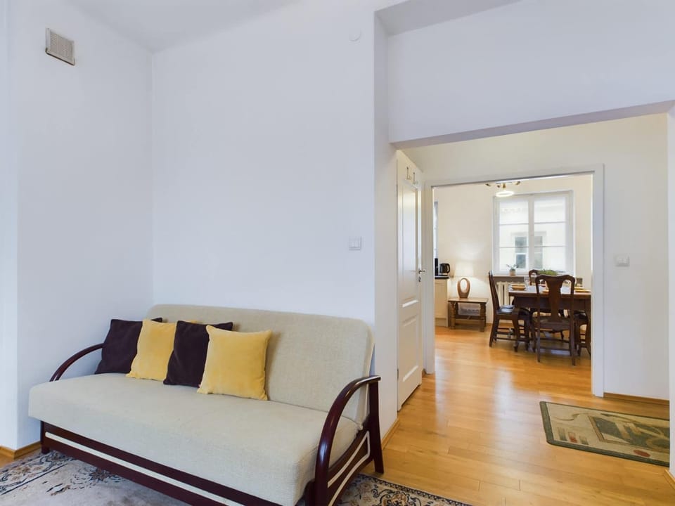 Bed, Living room, Photo of the whole room, Seating area, Dining area, Bedroom