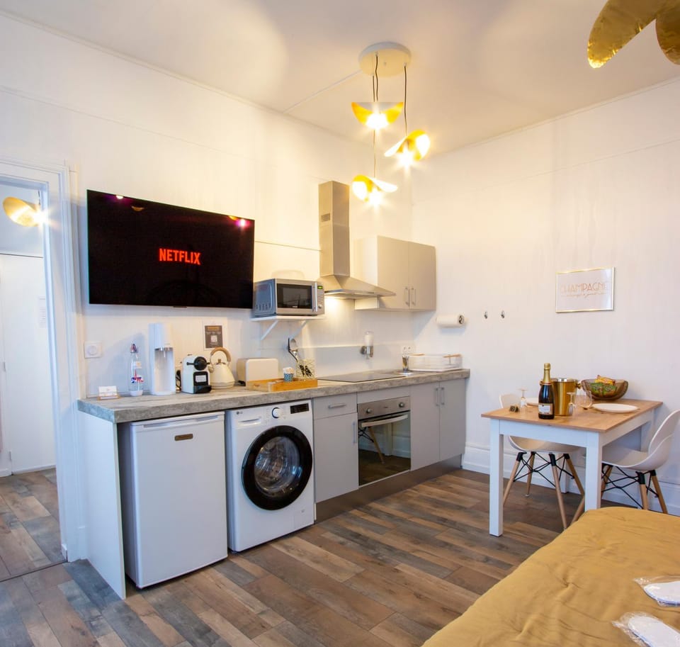 TV and multimedia, Coffee/tea facilities, Kitchen or kitchenette, Dining area, stove, toaster, washing machine