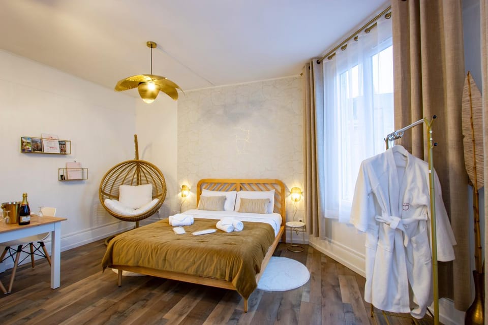 Bed, Photo of the whole room, Bedroom, towels