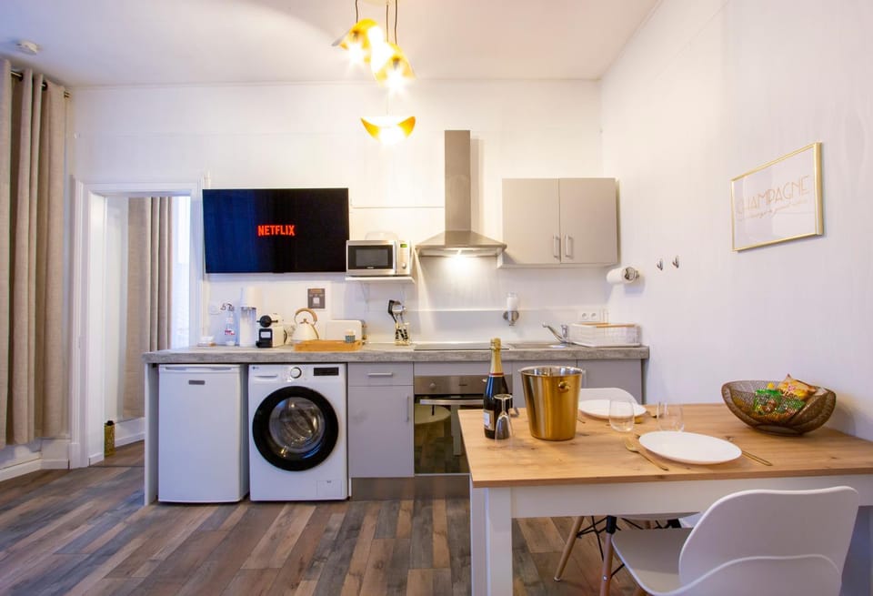Coffee/tea facilities, Kitchen or kitchenette, Dining area, stove, toaster, washing machine