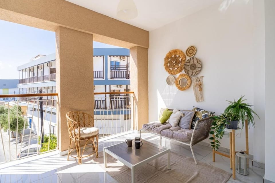 Day, View (from property/room), Balcony/Terrace, Balcony/Terrace, Decorative detail, Seating area, Dining area, City view